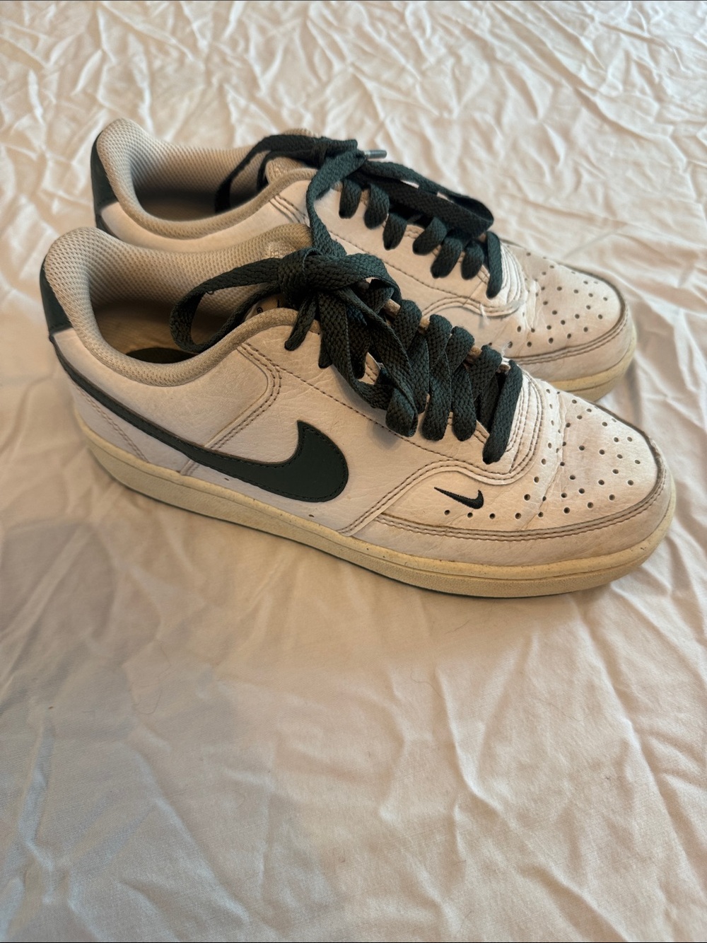Nike 5.5 White and Dark Green Low-Top Sneakers with Swoosh